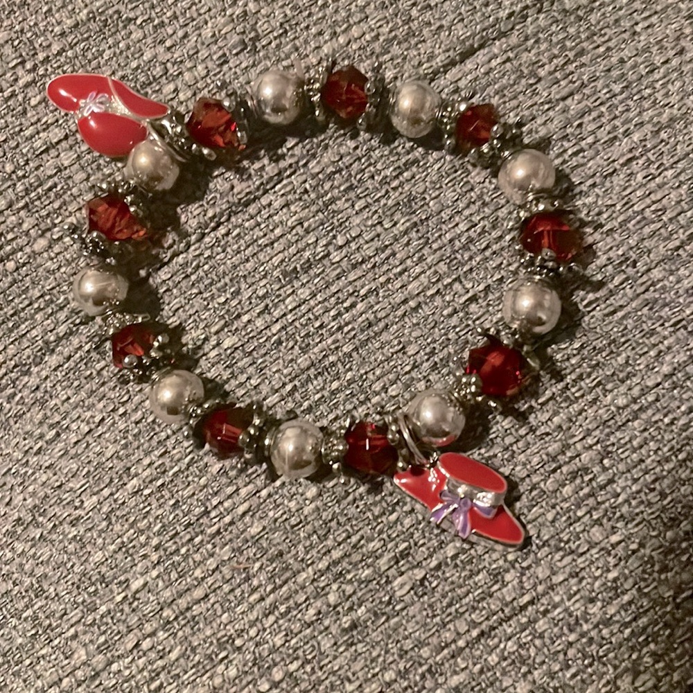 𝓑𝓮𝓪𝓾𝓽𝓲𝓯𝓾𝓵 𝓡𝓮𝓭 𝓐𝓷𝓭 𝓢𝓲𝓵𝓿𝓮𝓻 𝓦𝓸𝓶𝓪𝓷 𝓑𝓻𝓪𝓬𝓮𝓵𝓮𝓽✨🤍❤️
